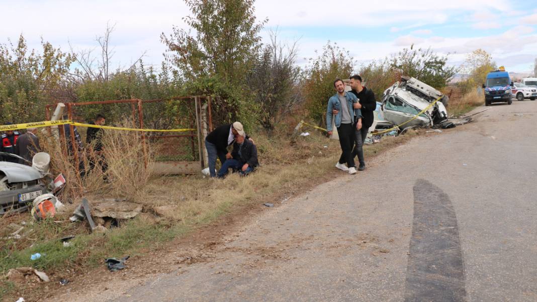 Kamyon betona girdi... Afyonkarahisar'da feci kaza: Ölü ve yaralı var 3